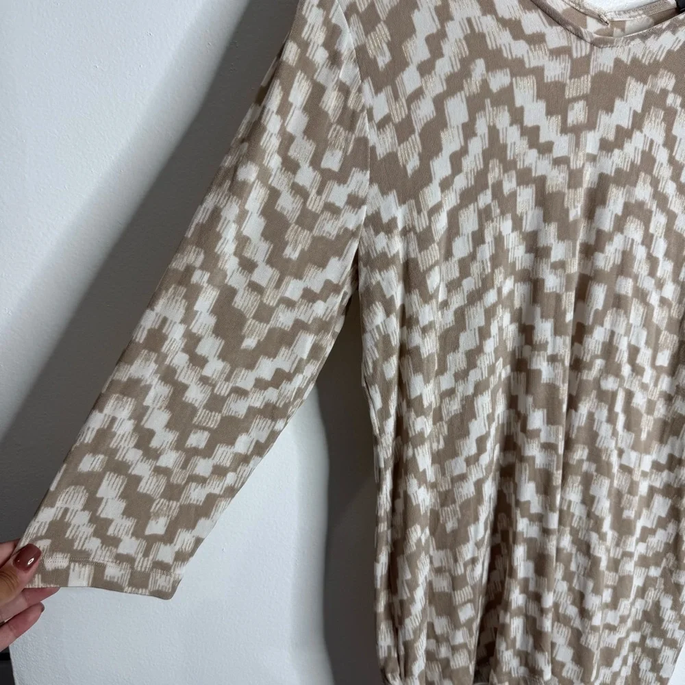Chico’s Travelers Stretch Knit Blouse 3/4 Sleeve V-Neck Geo Medium Chico’s 1‎
